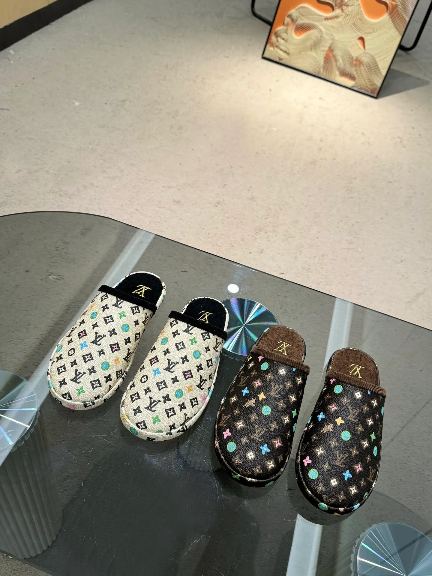 👟👟Ex-factory price 320👟👟 The 2024 couple’s counter features the latest hard goods of LV and Loewe co-branded slippers🆕 ✿Purchase level! Full of high-end feel! A popular model among bloggers at home and abroad, it’s retro and fashionable and looks amazing on your feet! Official website main recommendation code number 35-46